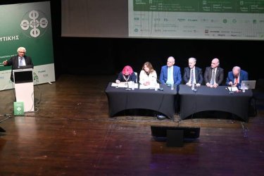 Εικόνα που περιέχει εσωτερικός χώρος, ρουχισμός, παρουσίαση, αίθουσα συνεδριάσεων
Το περιεχόμενο που δημιουργείται από τεχνολογία AI ενδέχεται να είναι εσφαλμένο.