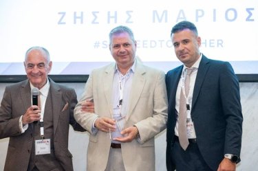 Εικόνα που περιέχει ρουχισμός, ανθρώπινο πρόσωπο, άτομο, κουστούμι
Το περιεχόμενο που δημιουργείται από AI ενδέχεται να είναι εσφαλμένο.
