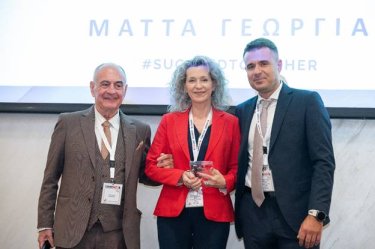 Εικόνα που περιέχει ρουχισμός, ανθρώπινο πρόσωπο, άτομο, κουστούμι
Το περιεχόμενο που δημιουργείται από AI ενδέχεται να είναι εσφαλμένο.
