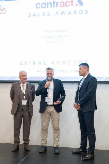 Εικόνα που περιέχει ρουχισμός, άτομο, παπούτσια, κουστούμι
Το περιεχόμενο που δημιουργείται από AI ενδέχεται να είναι εσφαλμένο.