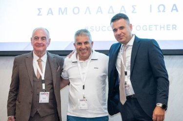 Εικόνα που περιέχει ρουχισμός, ανθρώπινο πρόσωπο, άτομο, χαμόγελο
Το περιεχόμενο που δημιουργείται από AI ενδέχεται να είναι εσφαλμένο.