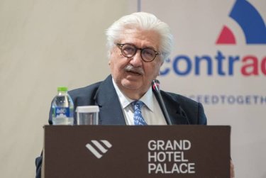 Εικόνα που περιέχει ανθρώπινο πρόσωπο, ρουχισμός, άνδρας, εκπρόσωπος
Το περιεχόμενο που δημιουργείται από AI ενδέχεται να είναι εσφαλμένο.