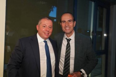 Εικόνα που περιέχει ανθρώπινο πρόσωπο, άτομο, ρουχισμός, γραβάτα
Το περιεχόμενο που δημιουργείται από AI ενδέχεται να είναι εσφαλμένο.