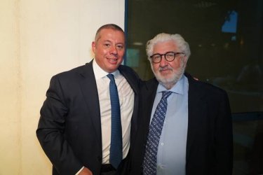 Εικόνα που περιέχει ανθρώπινο πρόσωπο, άτομο, χαμόγελο, γραβάτα
Το περιεχόμενο που δημιουργείται από AI ενδέχεται να είναι εσφαλμένο.