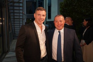 Εικόνα που περιέχει άτομο, ανθρώπινο πρόσωπο, χαμόγελο, επίσημο ένδυμα
Το περιεχόμενο που δημιουργείται από AI ενδέχεται να είναι εσφαλμένο.