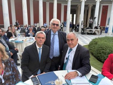 Εικόνα που περιέχει ρουχισμός, άτομο, άνδρας, κουστούμι
Το περιεχόμενο που δημιουργείται από AI ενδέχεται να είναι εσφαλμένο.