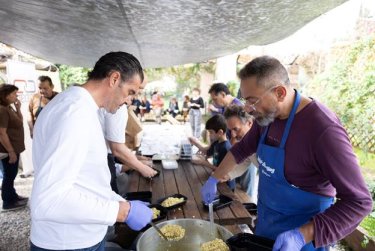Εικόνα που περιέχει ρουχισμός, άτομο, άνδρας, άνθρωποι
Το περιεχόμενο που δημιουργείται από AI ενδέχεται να είναι εσφαλμένο.