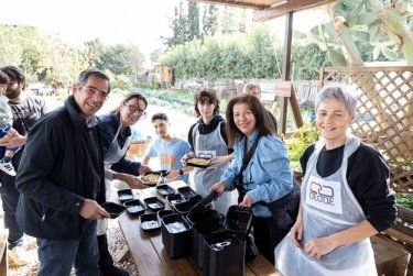 Εικόνα που περιέχει ρουχισμός, άτομο, γυναίκα, άνθρωποι
Το περιεχόμενο που δημιουργείται από AI ενδέχεται να είναι εσφαλμένο.