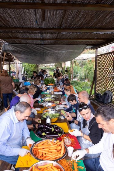 Εικόνα που περιέχει ρουχισμός, άτομο, άνδρας, φαγητό
Το περιεχόμενο που δημιουργείται από AI ενδέχεται να είναι εσφαλμένο.