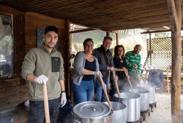 Εικόνα που περιέχει ρουχισμός, άτομο, άνδρας, άνθρωποι
Το περιεχόμενο που δημιουργείται από AI ενδέχεται να είναι εσφαλμένο.