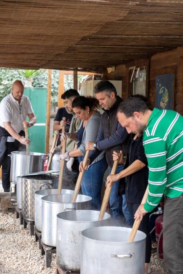 Εικόνα που περιέχει ρουχισμός, άτομο, άνδρας, εξωτερικός χώρος/ύπαιθρος
Το περιεχόμενο που δημιουργείται από AI ενδέχεται να είναι εσφαλμένο.