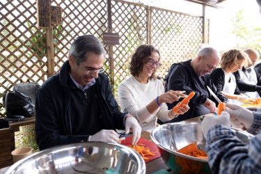 Εικόνα που περιέχει άτομο, ρουχισμός, φαγητό, άνδρας
Το περιεχόμενο που δημιουργείται από AI ενδέχεται να είναι εσφαλμένο.
