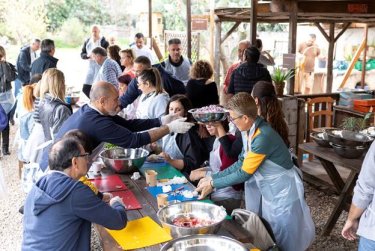 Εικόνα που περιέχει ρουχισμός, άτομο, άνθρωποι, άνδρας
Το περιεχόμενο που δημιουργείται από AI ενδέχεται να είναι εσφαλμένο.