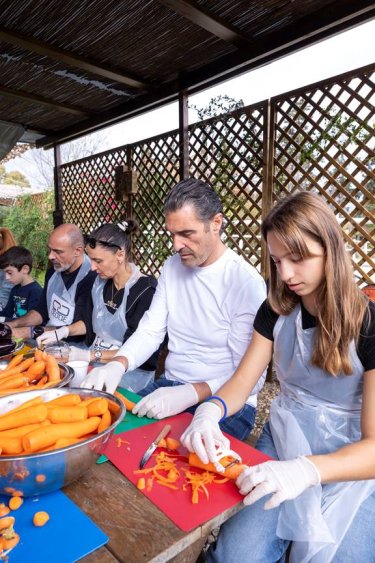 Εικόνα που περιέχει ρουχισμός, άτομο, ανθρώπινο πρόσωπο, άνδρας
Το περιεχόμενο που δημιουργείται από AI ενδέχεται να είναι εσφαλμένο.