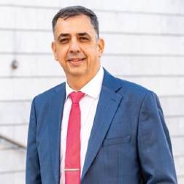 Εικόνα που περιέχει άτομο, ρουχισμός, ανθρώπινο πρόσωπο, κολάρο
Το περιεχόμενο που δημιουργείται από AI ενδέχεται να είναι εσφαλμένο.