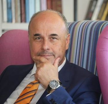 Εικόνα που περιέχει ανθρώπινο πρόσωπο, άτομο, ρουχισμός, άνδρας
Το περιεχόμενο που δημιουργείται από AI ενδέχεται να είναι εσφαλμένο.