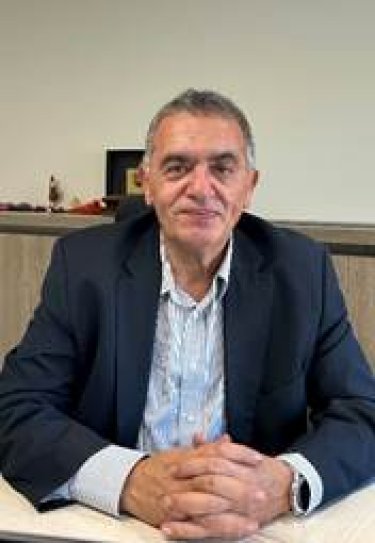 Εικόνα που περιέχει άτομο, ανθρώπινο πρόσωπο, ρουχισμός, κουστούμι
Το περιεχόμενο που δημιουργείται από AI ενδέχεται να είναι εσφαλμένο.