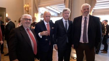 Εικόνα που περιέχει ρουχισμός, άνδρας, άτομο, ανθρώπινο πρόσωπο
Το περιεχόμενο που δημιουργείται από AI ενδέχεται να είναι εσφαλμένο.