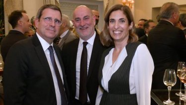 Εικόνα που περιέχει άτομο, ανθρώπινο πρόσωπο, ρουχισμός, άνδρας
Το περιεχόμενο που δημιουργείται από AI ενδέχεται να είναι εσφαλμένο.