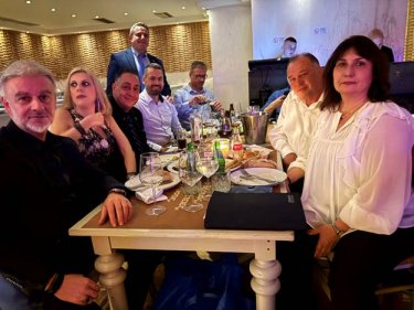 Εικόνα που περιέχει άτομο, ρουχισμός, ανθρώπινο πρόσωπο, έπιπλα
Το περιεχόμενο που δημιουργείται από AI ενδέχεται να είναι εσφαλμένο.