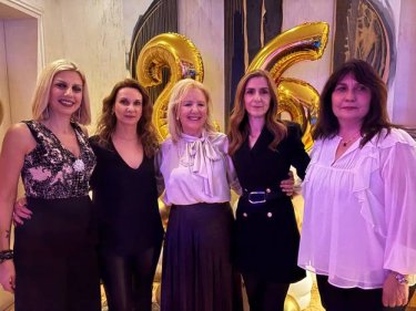 Εικόνα που περιέχει ρουχισμός, άτομο, ανθρώπινο πρόσωπο, χαμόγελο
Το περιεχόμενο που δημιουργείται από AI ενδέχεται να είναι εσφαλμένο.