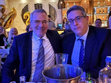 Εικόνα που περιέχει άτομο, ρουχισμός, κουστούμι, ανθρώπινο πρόσωπο
Το περιεχόμενο που δημιουργείται από AI ενδέχεται να είναι εσφαλμένο.