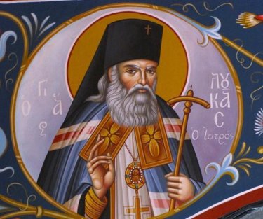 Εικόνα που περιέχει ρουχισμός, κουστούμι, άτομο, ανθρώπινο πρόσωπο
Το περιεχόμενο που δημιουργείται από τεχνολογία AI ενδέχεται να είναι εσφαλμένο.