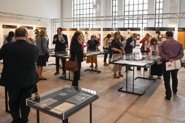 Εικόνα που περιέχει ρουχισμός, ανθρώπινο πρόσωπο, άτομο, χαμόγελο
Το περιεχόμενο που δημιουργείται από τεχνολογία AI ενδέχεται να είναι εσφαλμένο.