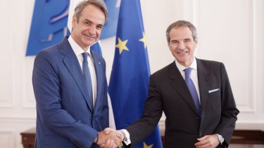 Συνάντηση του Πρωθυπουργού Κυριάκου Μητσοτάκη με τον Γενικό Διευθυντή του Διεθνούς Οργανισμού Ατομικής Ενέργειας Rafael Grossi στο Μέγαρο Μαξίμου
