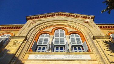 1280px-i_iera_theologike_shole_tes_halkis-_prosopsi_toy_ktirioy