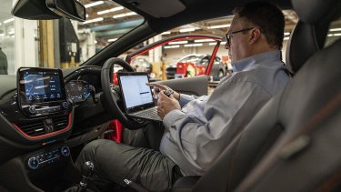 ford-security-specialist-simon-hurr-with-new-smart-key-fob-2