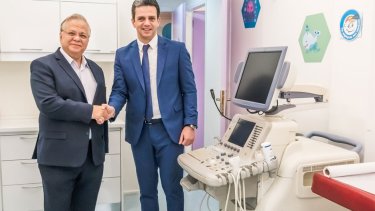 dorea-tehnologikoy-exoplismoy-ston-organismo-to-hamogelo-toy-paidioy-apo-tin-affidea