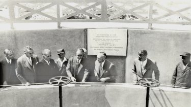 dimosia-erga-3.-o-k.-karamanlis-egkainiazei-ton-apoheteytiko-agogo-tis-proteyoysas-sto-keratsini-16-aprilioy-1959