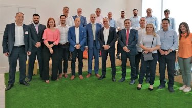 interamerican-taxidi-epivraveysis-stin-athina-gia-toys-synergates-tis-universal-insurance-agency