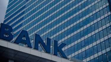 businessdaily-banks-trapezes_1