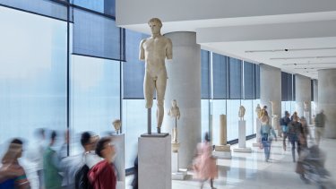 i_aithoysa_tis_arhaikis_akropolis_c_acropolis_museum._fotografia_giorgos_vitsaropoylos