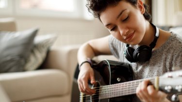 woman-playing-guitar