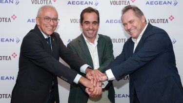 l-r_mr._dimitris_gerogiannis_ceo_aegean_mr._carlos_munoz_founder_and_ceo_of_volotea_mr.eftichios_vassilakis_chairman_aegean_photo_2