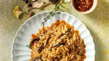 kritharoto-me-manitaria_gastronomos-610x762