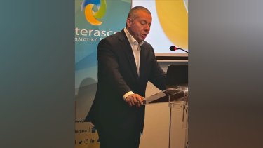 Εικόνα που περιέχει ρουχισμός, άτομο, ανθρώπινο πρόσωπο, χαμόγελο
Το περιεχόμενο που δημιουργείται από τεχνολογία AI ενδέχεται να είναι εσφαλμένο.