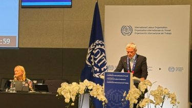 Εικόνα που περιέχει άνδρας, κουστούμι, άτομο, ρουχισμός
Το περιεχόμενο που δημιουργείται από τεχνολογία AI ενδέχεται να είναι εσφαλμένο.