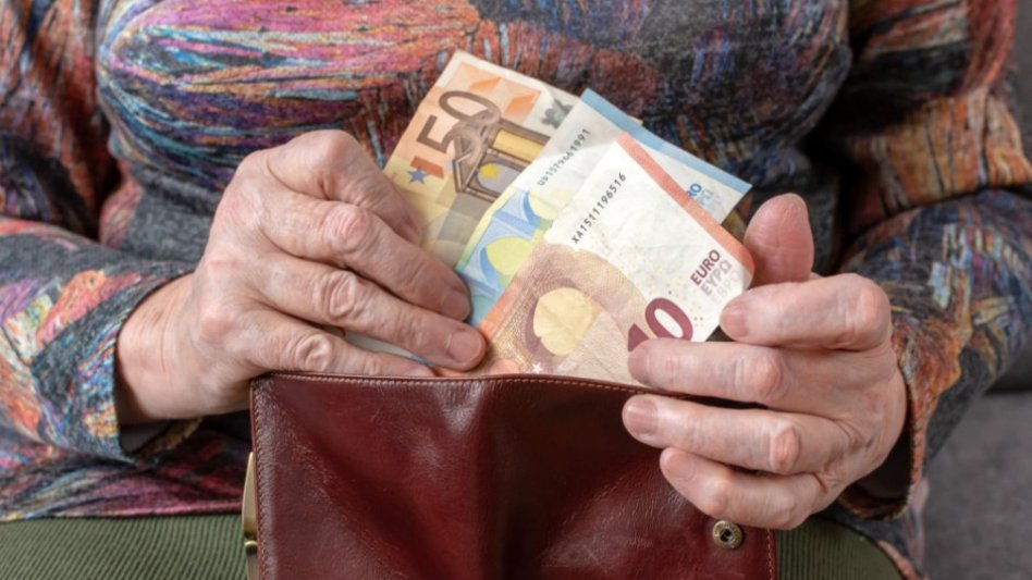 Γιατί αναβλήθηκε η καταβολή των αυξήσεων σε 45.000 συντάξεις χηρείας;