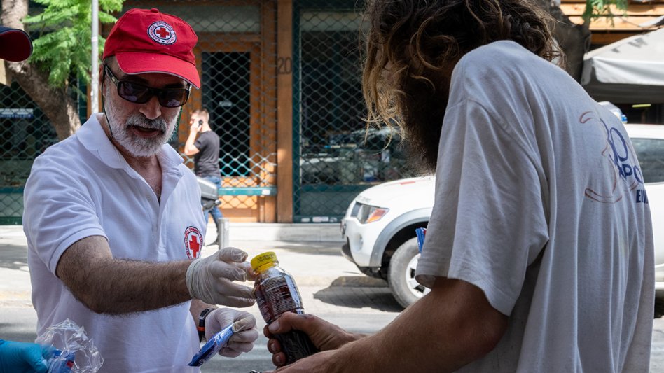 Ο Ελληνικός Ερυθρός Σταυρός δίπλα στους πολίτες που πλήττονται από τον καύσωνα