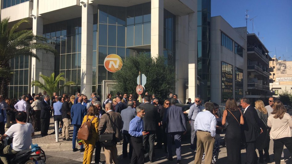 Σε εξέλιξη η συγκέντρωση ασφαλιστικών διαμεσολαβητών έξω από το κτήριο της NN Hellas (φωτογραφίες)