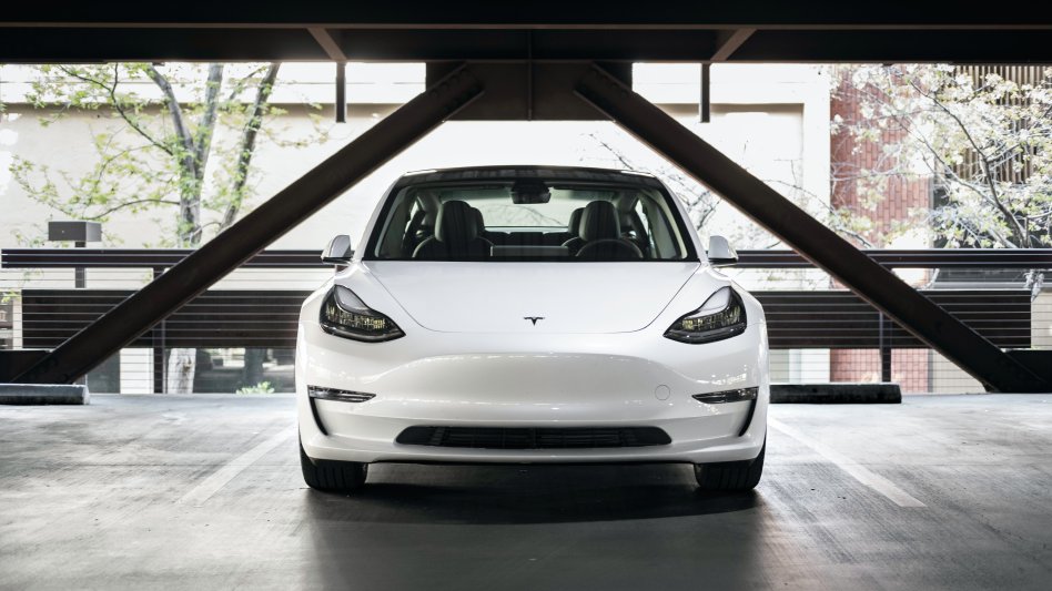 Τη δυνατότητα ασφάλισης οχημάτων Tesla παρέχει η Anytime της INTERAMERICAN