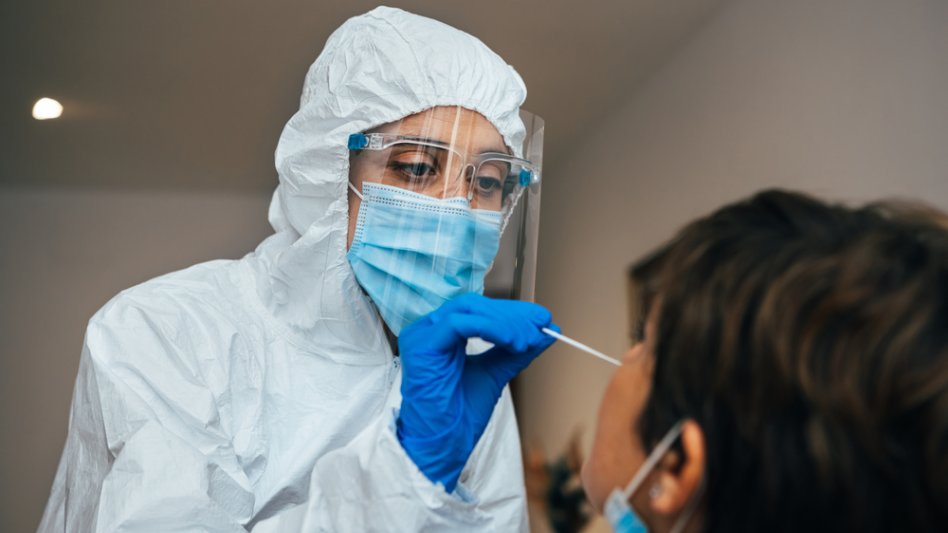 Πώς θα διενεργούνται τα υποχρεωτικά rapid tests για τους ανεμβολίαστους στον ιδιωτικό τομέα