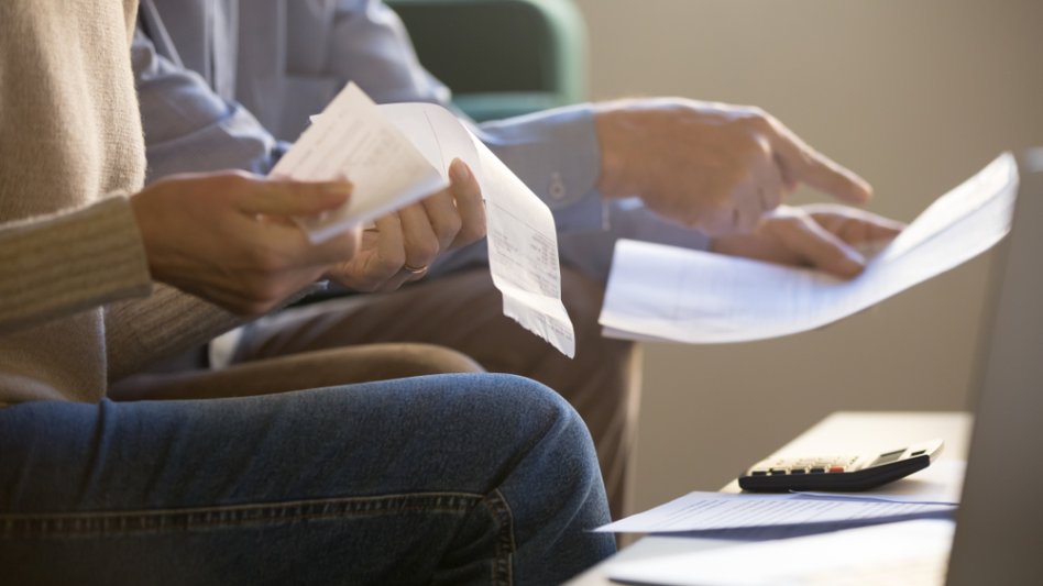 Φάρμακο για την ακρίβεια αναζητεί η Κυβέρνηση. Το διαθέσιμο εισόδημα και η πίεση στην κοινωνία 