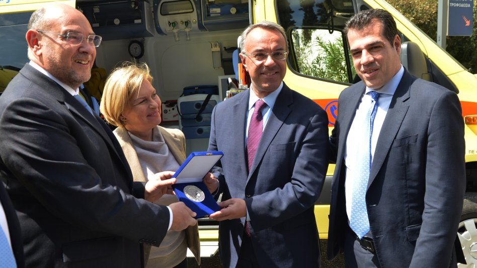 Παραδόθηκαν στο ΕΚΑΒ τα πρώτα 6 ασθενοφόρα που αγοράστηκαν από το Υπ. Οικονομικών με δωρεές από τον ειδικό λογαριασμό Covid-19!