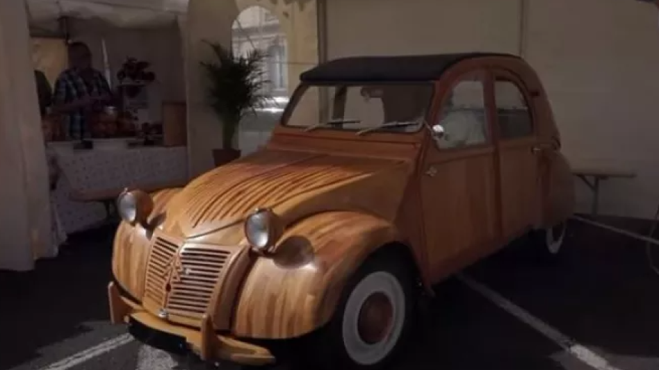 Μοναδικό στον κόσμο ξύλινο 2CV βγαίνει στο σφυρί - Αναμένεται να πιάσει ως και 200.000 ευρώ!