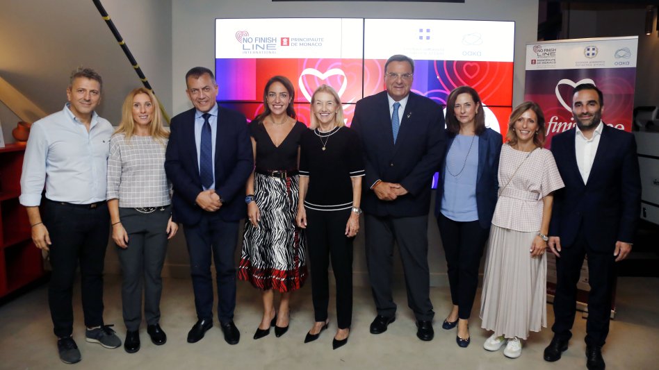 Η Εθνική Ασφαλιστική στην παράδοση της επιταγής του No Finish Line Athens, στην Ένωση «Μαζί για το Παιδί»!